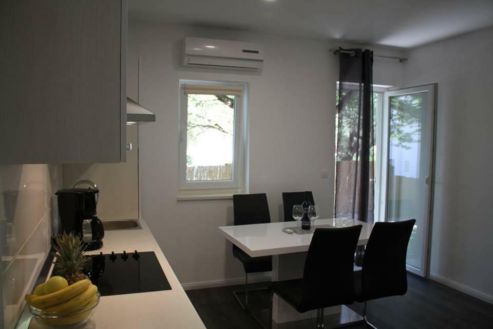 Apartments Holiday Baška Voda Zewnętrze zdjęcie